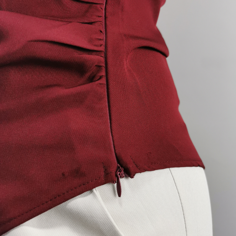 Blusa assimétrica franzida bordô detalhe do tecido encorpado