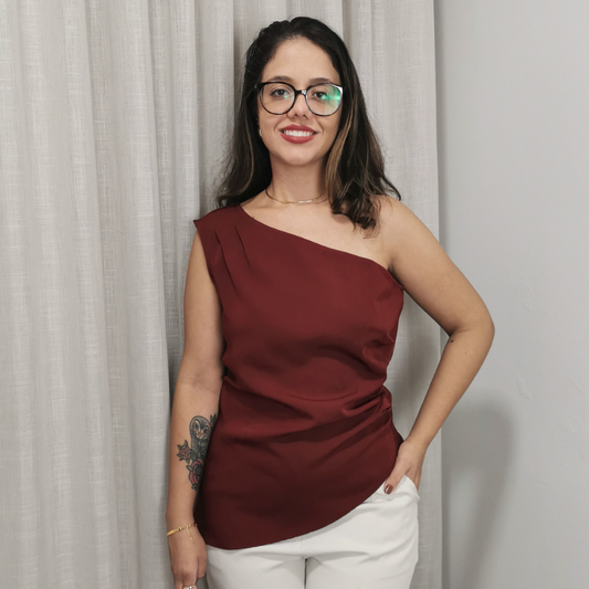 Blusa assimétrica feminina Sofia bordô de um ombro só em alfaiataria