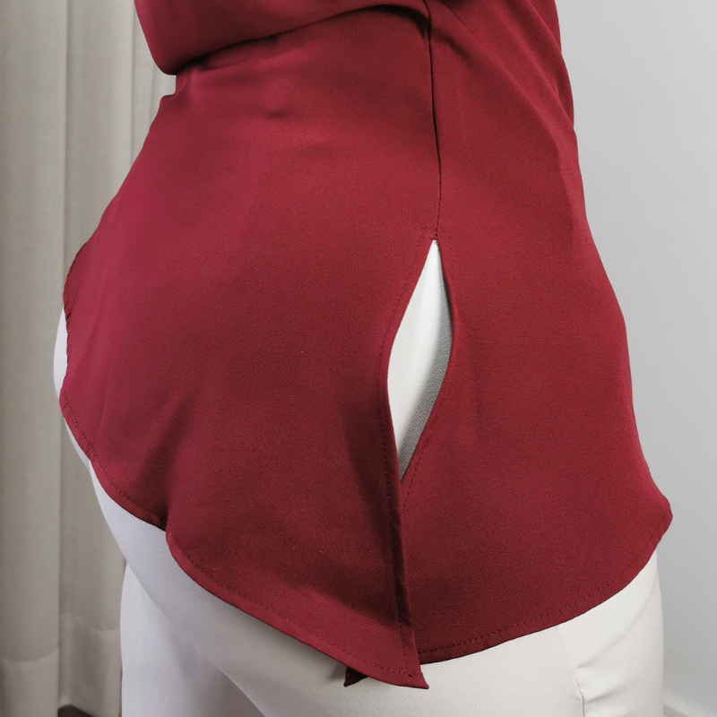 Blusa feminina com zíper lateral e abertura lateral bordô