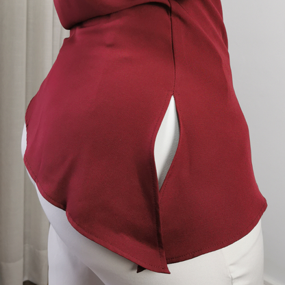 Blusa feminina com zíper lateral e abertura lateral bordô