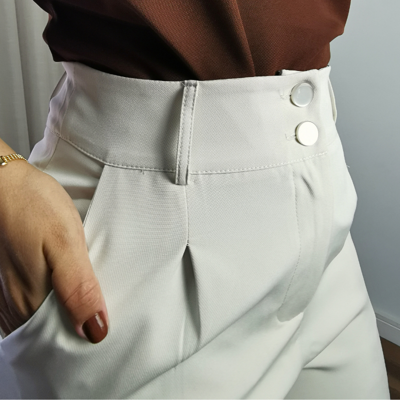 calça alfaiataria feminina bege detalhe pregas cintura alta