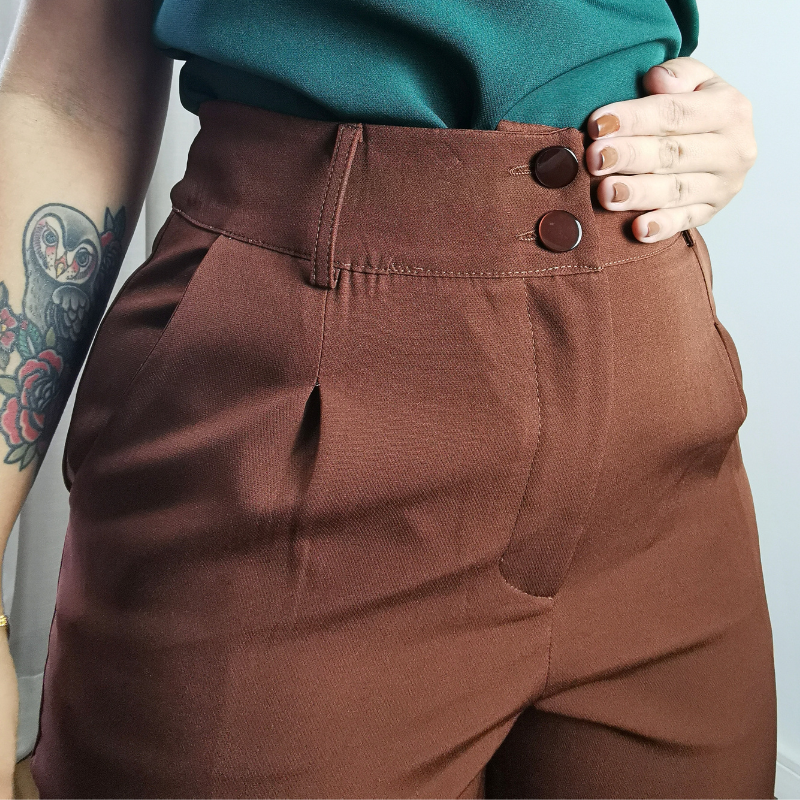 calça alfaiataria feminina marrom detalhe pregas cintura alta