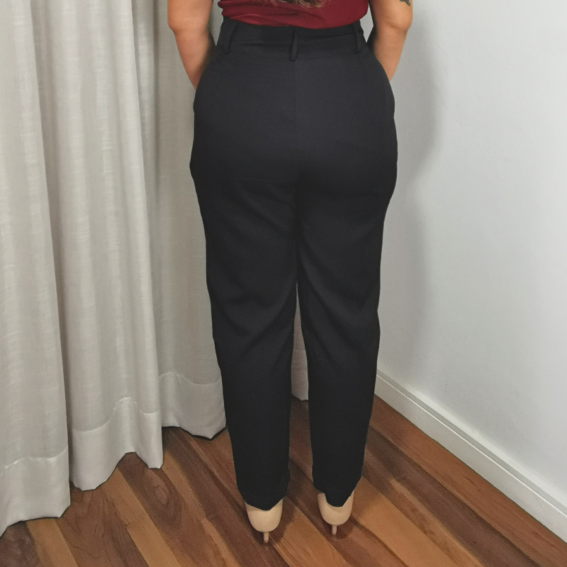 calça alfaiataria feminina preta modelagem reta costas