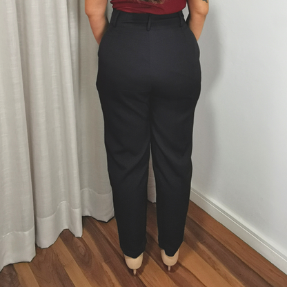 calça alfaiataria feminina preta modelagem reta costas
