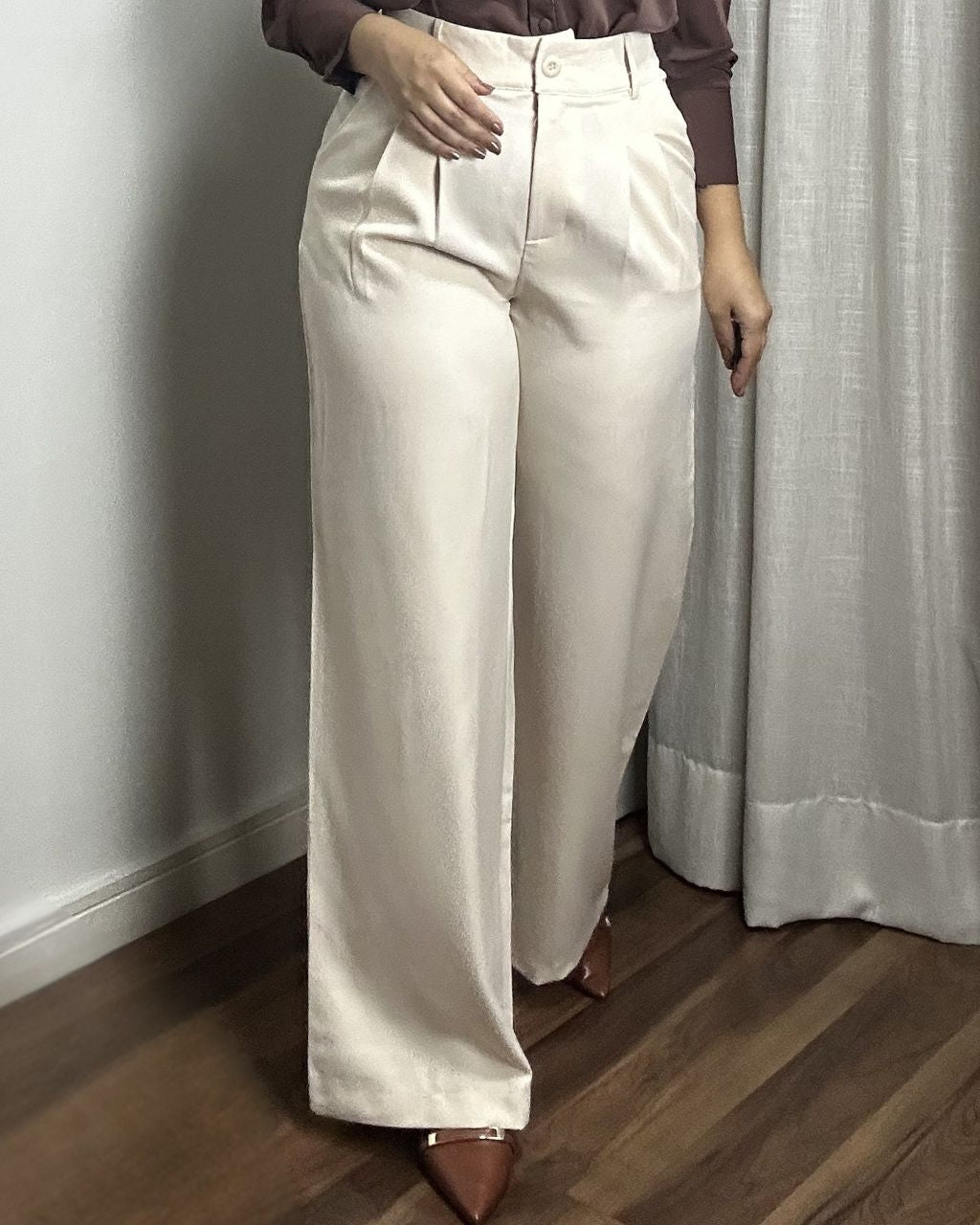 Look elegante com calça pantalona bege feminina