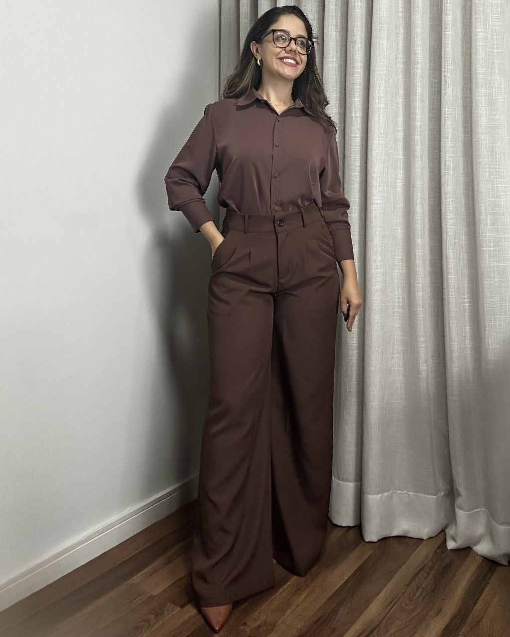 Look elegante com calça pantalona marrom feminina