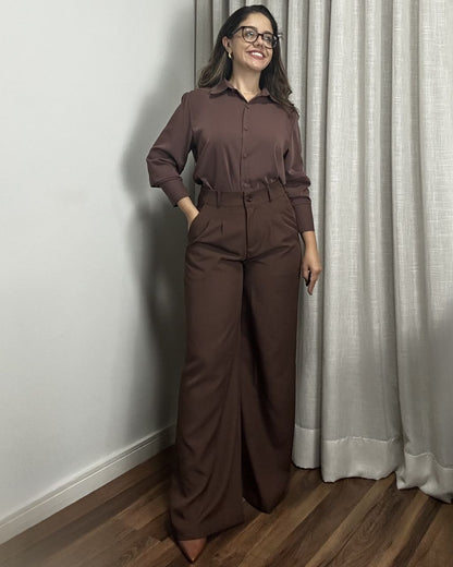 Look elegante com calça pantalona marrom feminina