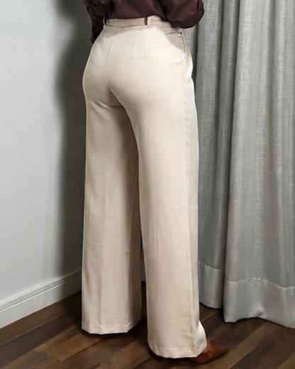 Parte traseira da calça pantalona feminina bege