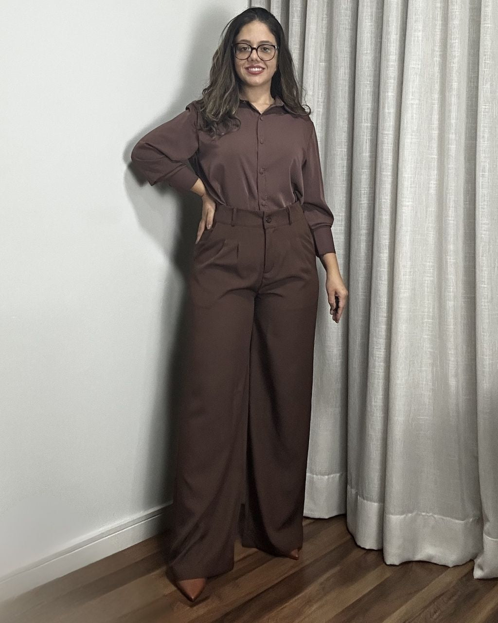 Calça pantalona marrom feminina com caimento elegante