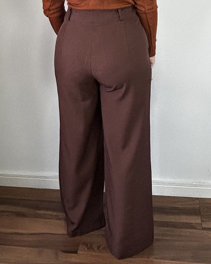 Parte traseira da calça pantalona feminina marrom