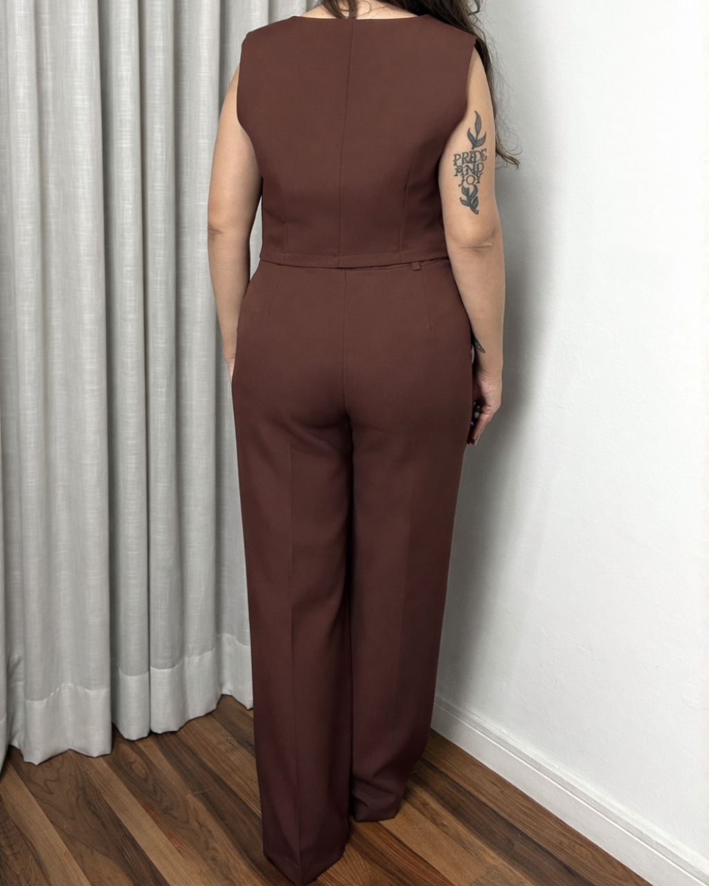Parte traseira do conjunto de alfaiataria feminino com calça wide leg e colete curto marrom
