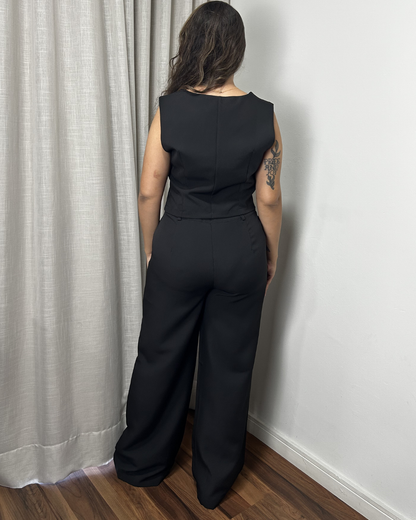 Parte traseira do conjunto de alfaiataria feminino com calça wide leg e colete curto preto