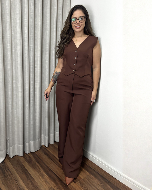 Conjunto de alfaiataria feminino com colete curto e calça wide leg modelo Isabel elegante marrom