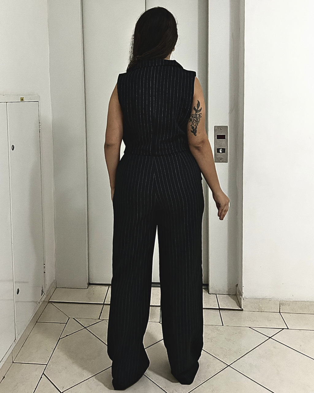 Parte traseira do conjunto feminino risca de giz