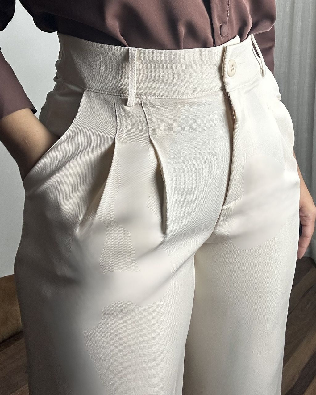 Detalhe da calça alfaiataria twill bege feminina