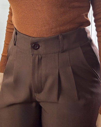 Detalhe da calça alfaiataria twill marrom feminina