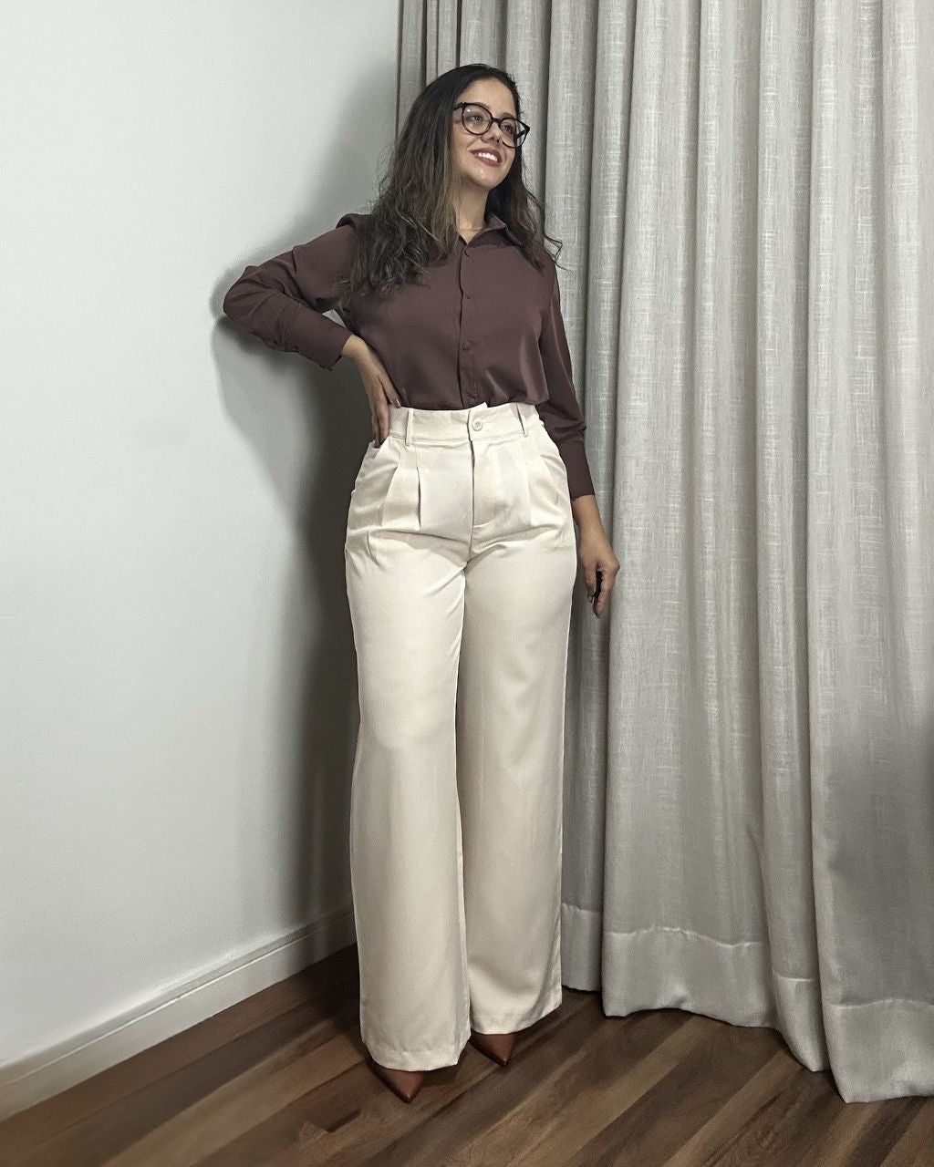Calça pantalona feminina bege alfaiataria cintura alta