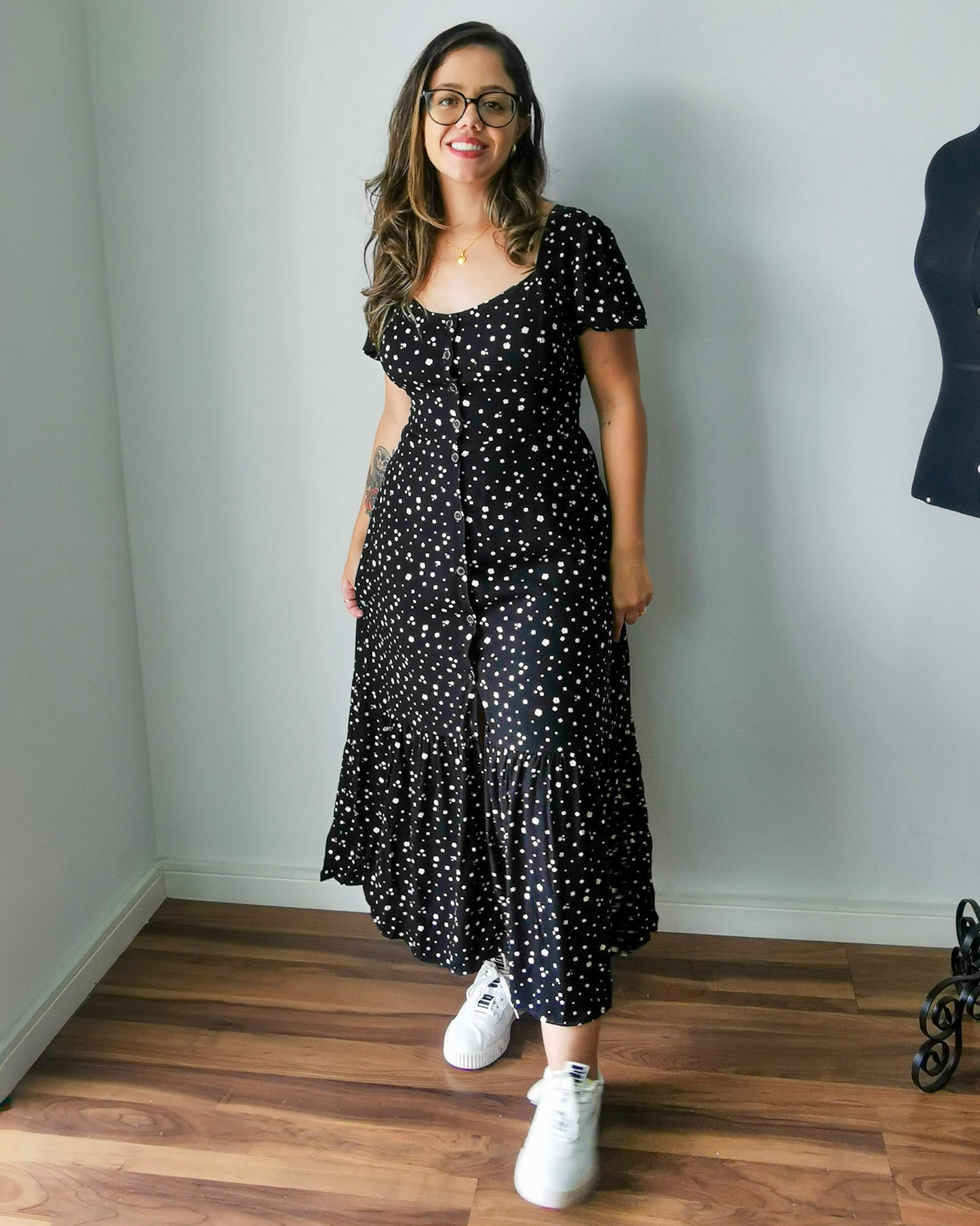 Vestido Midi em Viscose Floral Preto Sabrina