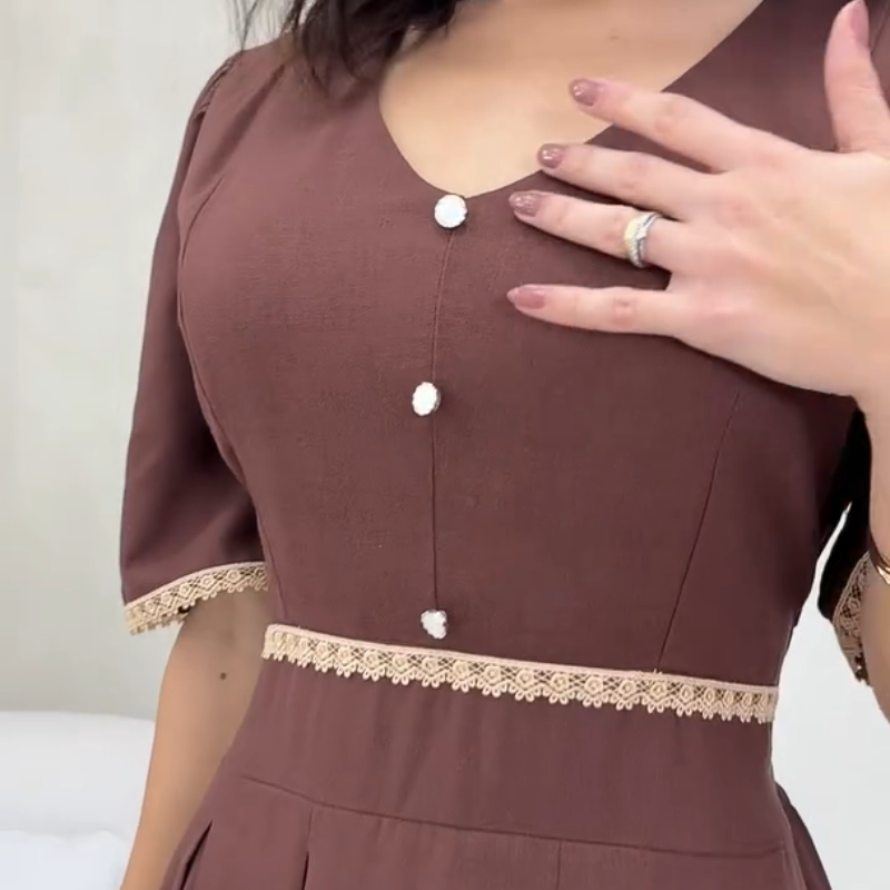 Detalhe dos botões e renda do vestido midi em linho marrom Ana
